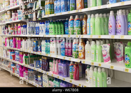 Diverse Haushaltschemikalien auf den Regalen im Store. Stockfoto