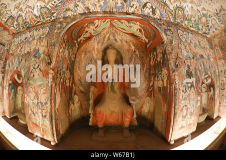 Blick auf die Replik von Fresken in der Nr. 285 Grotte der Mogao Grotten während der dunhuang Kunst Ausstellung im Shanghai Tower in Shanghai, China, Stockfoto