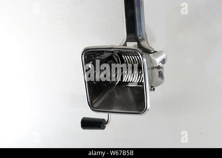 Mit einem Gewürz Mühle, die Gewürze und Kräuter werden schonend gemahlen. Stockfoto