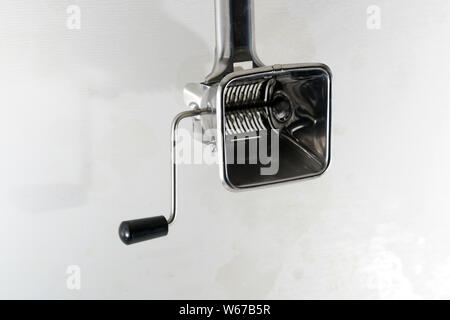 Mit einem Gewürz Mühle, die Gewürze und Kräuter werden schonend gemahlen. Stockfoto