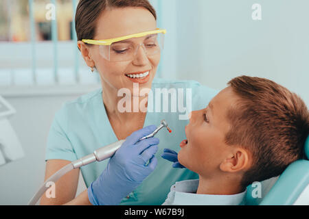 Kleiner Junge bekommt seine Zähne vom Zahnarzt untersucht, close-up Stockfoto