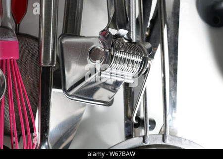 Mit einem Gewürz Mühle, die Gewürze und Kräuter werden schonend gemahlen. Stockfoto