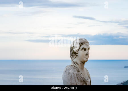 Schöne Statue vom Belvedere, den sogenannten Terrazza dell'Infinito, der Terrasse der Unendlichkeit auf den Sonnenuntergang gesehen, Villa Cimbrone, Ravello Dorf Stockfoto