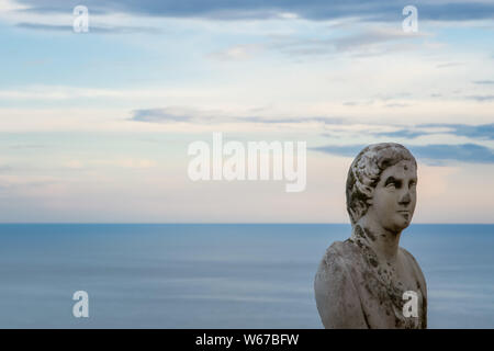 Schöne Statue vom Belvedere, den sogenannten Terrazza dell'Infinito, der Terrasse der Unendlichkeit auf den Sonnenuntergang gesehen, Villa Cimbrone, Ravello Dorf Stockfoto