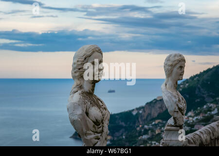 Statuen aus dem Belvedere, den sogenannten Terrazza dell'Infinito, der Terrasse der Unendlichkeit auf den Sonnenuntergang gesehen, Villa Cimbrone, Ravello, Amalfi Stockfoto