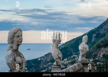 Statuen aus dem Belvedere, den sogenannten Terrazza dell'Infinito, der Terrasse der Unendlichkeit auf den Sonnenuntergang gesehen, Villa Cimbrone, Ravello, Amalfi Stockfoto