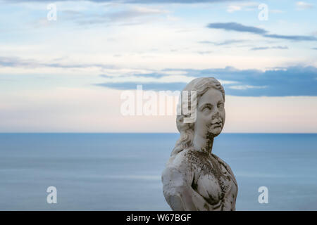 Frauen Statue vom Belvedere, den sogenannten Terrazza dell'Infinito, der Terrasse der Unendlichkeit auf den Sonnenuntergang gesehen, Villa Cimbrone, Ravello Dorf, Bin Stockfoto