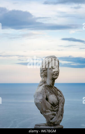 Frauen Statue vom Belvedere, den sogenannten Terrazza dell'Infinito, der Terrasse der Unendlichkeit auf den Sonnenuntergang gesehen, Villa Cimbrone, Ravello Dorf, Bin Stockfoto