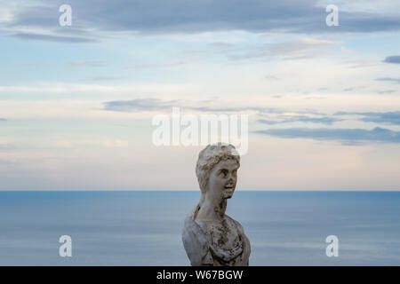 Frauen Statue vom Belvedere, den sogenannten Terrazza dell'Infinito, der Terrasse der Unendlichkeit auf den Sonnenuntergang gesehen, Villa Cimbrone, Ravello Dorf, Bin Stockfoto