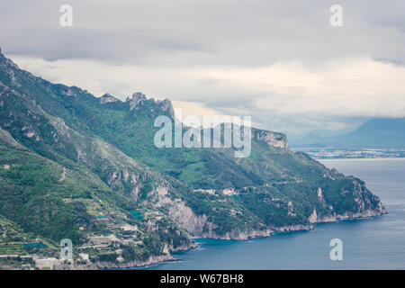 Der Blick von der Terrasse der Unendlichkeit oder Terrazza dell'Infinito, Villa Cimbrone, Ravello, Amalfi Küste von Italien gesehen Stockfoto