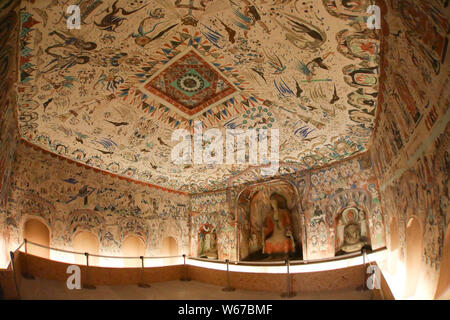 Blick auf die Replik von Fresken in der Nr. 285 Grotte der Mogao Grotten während der dunhuang Kunst Ausstellung im Shanghai Tower in Shanghai, China, Stockfoto