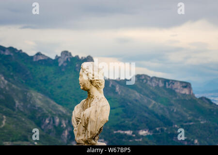 Schöne Statue vom Belvedere, den sogenannten Terrazza dell'Infinito, der Terrasse der Unendlichkeit auf den Sonnenuntergang gesehen, Villa Cimbrone, Ravello Dorf Stockfoto