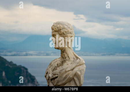 Schöne Statue vom Belvedere, den sogenannten Terrazza dell'Infinito, der Terrasse der Unendlichkeit auf den Sonnenuntergang gesehen, Villa Cimbrone, Ravello Dorf Stockfoto