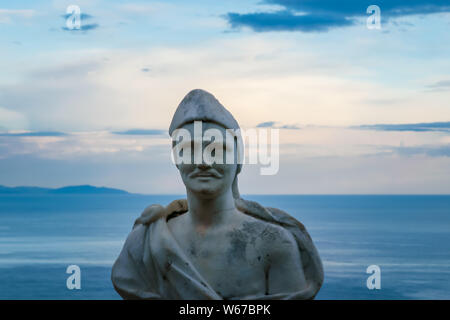 Männliche Statue vom Belvedere, den sogenannten Terrazza dell'Infinito, der Terrasse der Unendlichkeit auf den Sonnenuntergang gesehen, Villa Cimbrone, Ravello Dorf, Ama Stockfoto