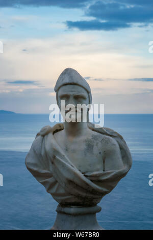 Männliche Statue vom Belvedere, den sogenannten Terrazza dell'Infinito, der Terrasse der Unendlichkeit auf den Sonnenuntergang gesehen, Villa Cimbrone, Ravello Dorf, Ama Stockfoto