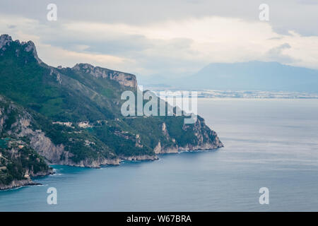 Der Blick von der Terrasse der Unendlichkeit oder Terrazza dell'Infinito, Villa Cimbrone, Ravello, Amalfi Küste von Italien gesehen Stockfoto