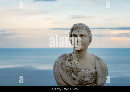 Schöne Statue vom Belvedere, den sogenannten Terrazza dell'Infinito, der Terrasse der Unendlichkeit auf den Sonnenuntergang gesehen, Villa Cimbrone, Ravello Dorf Stockfoto