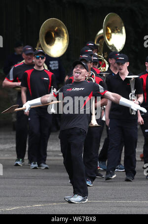 Ein Darsteller aus Neuseeland führt die Hakka während einer Probe der Royal Edinburgh Military Tattoo 2019 in Redford Barracks in Edinburgh. Das Thema in diesem Jahr ist Kaleidoskop und fast 1.200 Darsteller aus aller Welt nehmen daran teil. Stockfoto