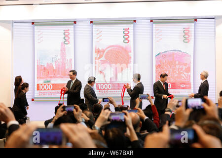 HKMA und Bank Beamten, zusammen mit der Sekretär für Finanzen, Paul Chan Mo-po enthüllen die 2018 neue Serie Hong Kong Banknoten während einer Pressekonferenz in Ho Stockfoto