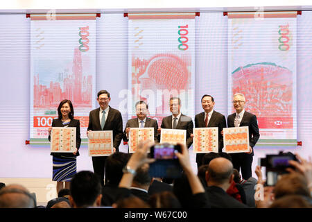 HKMA und Bank Beamten, zusammen mit der Sekretär für Finanzen, Paul Chan Mo-po, Dritte rechts, enthüllen die 2018 neue Serie Hong Kong Banknoten während einer Presse co Stockfoto