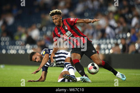 Bournemouth Lloyd Kelly Schlachten für die Kugel mit West Bromwich Albion von Hal Robson-Kanu Stockfoto