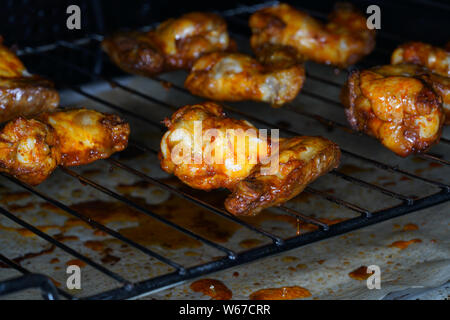 Chicken Wings im Ofen knusprig gebraten Stockfoto