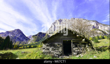 Eine alte Steinhütte in Rocca Pietore, direkt unterhalb des Marmolada-Gletschers im Hintergrund Stockfoto