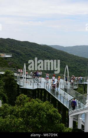 Touristen zu Fuß auf einem mit Glasboden sky Gehweg an der Yalong Bay Forest Park in Sanya City, South China Hainan Provinz, 29. Juli 2018. Menschen besuchen Stockfoto