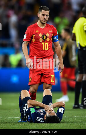 Eden Hazard von Belgien sieht Shinji Kagawa von Japan nach Belgien Japan in der Runde der letzten 16 gegen Japan während der FIFA-Weltmeisterschaft besiegt Stockfoto