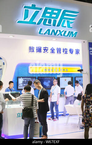 ---- Leute besuchen Sie den Stand von Peking Lanxum Technologie während der Expo in Peking, China, 30. April 2016. Peking Lanxum Technology Co Ltd, Teil Stockfoto