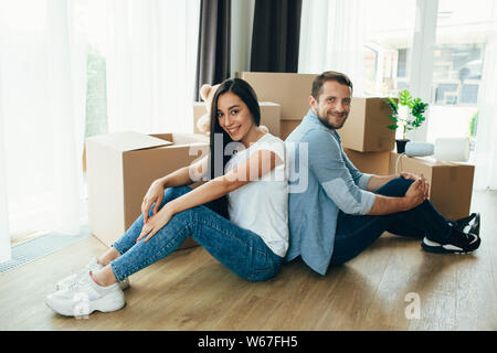 Verschieben neues Haus. Junge glückliches Paar Auspacken der Kartons in Ihre neue Wohnung Stockfoto