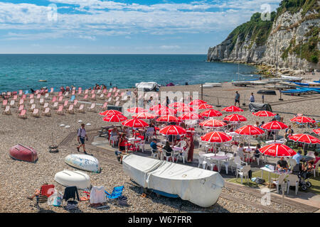 Bier, South East Devon, England. Mit blauem Himmel und eine sanfte Brise, der Strand am malerischen Küstenort Bier sieht weniger Urlauber si Stockfoto