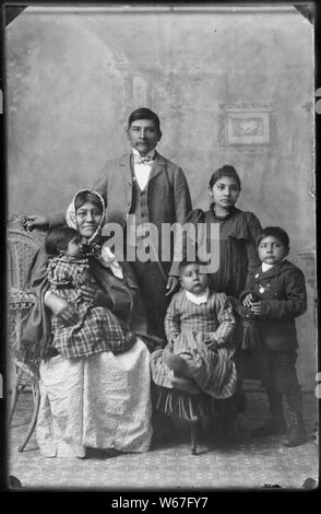 Gebürtige Amerikaner von der südöstlichen Idaho; Allgemeine Hinweise: Dieses Foto ist von Joanna Scherer identifiziert worden wie von benedicte Wrensted, deren Fotostudio in Pocatello, Idaho entfernt wurde. Frau Scherer ist ein Anthropologe, der auf der Smithsonian Institution's, Handbuch der Nordamerikanischen Indianer Projekt gearbeitet wurde. Wrensted gelernt Fotografie von ihrer Tante in Dänemark in den 1880er Jahren und hatten ein Studio in Horsens, Dänemark für ungefähr vier Jahre. Wrensted kam in die Vereinigten Staaten von Dänemark im Jahr 1894, zog nach Pocatello, andpurchased im Studio von A.B. Hower im Jahre 1895. Sie fuhr fort zu p Stockfoto