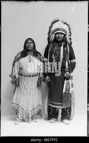 Gebürtige Amerikaner von der südöstlichen Idaho; Allgemeine Hinweise: Dieses Foto ist von Joanna Scherer identifiziert worden wie von benedicte Wrensted, deren Fotostudio in Pocatello, Idaho entfernt wurde. Frau Scherer ist ein Anthropologe, der auf der Smithsonian Institution's, Handbuch der Nordamerikanischen Indianer Projekt gearbeitet wurde. Wrensted gelernt Fotografie von ihrer Tante in Dänemark in den 1880er Jahren und hatten ein Studio in Horsens, Dänemark für ungefähr vier Jahre. Wrensted kam in die Vereinigten Staaten von Dänemark im Jahr 1894, zog nach Pocatello, andpurchased im Studio von A.B. Hower im Jahre 1895. Sie fuhr fort zu p Stockfoto