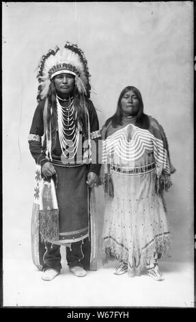 Gebürtige Amerikaner von der südöstlichen Idaho; Allgemeine Hinweise: Dieses Foto ist von Joanna Scherer identifiziert worden wie von benedicte Wrensted, deren Fotostudio in Pocatello, Idaho entfernt wurde. Frau Scherer ist ein Anthropologe, der auf der Smithsonian Institution's, Handbuch der Nordamerikanischen Indianer Projekt gearbeitet wurde. Wrensted gelernt Fotografie von ihrer Tante in Dänemark in den 1880er Jahren und hatten ein Studio in Horsens, Dänemark für ungefähr vier Jahre. Wrensted kam in die Vereinigten Staaten von Dänemark im Jahr 1894, zog nach Pocatello, andpurchased im Studio von A.B. Hower im Jahre 1895. Sie fuhr fort zu p Stockfoto