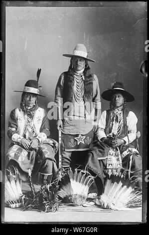 Gebürtige Amerikaner von der südöstlichen Idaho; Allgemeine Hinweise: Dieses Foto ist von Joanna Scherer identifiziert worden wie von benedicte Wrensted, deren Fotostudio in Pocatello, Idaho entfernt wurde. Frau Scherer ist ein Anthropologe, der auf der Smithsonian Institution's, Handbuch der Nordamerikanischen Indianer Projekt gearbeitet wurde. Wrensted gelernt Fotografie von ihrer Tante in Dänemark in den 1880er Jahren und hatten ein Studio in Horsens, Dänemark für ungefähr vier Jahre. Wrensted kam in die Vereinigten Staaten von Dänemark im Jahr 1894, zog nach Pocatello, andpurchased im Studio von A.B. Hower im Jahre 1895. Sie fuhr fort zu p Stockfoto