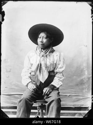 Gebürtige Amerikaner von der südöstlichen Idaho; Allgemeine Hinweise: Dieses Foto ist von Joanna Scherer identifiziert worden wie von benedicte Wrensted, deren Fotostudio in Pocatello, Idaho entfernt wurde. Frau Scherer ist ein Anthropologe, der auf der Smithsonian Institution's, Handbuch der Nordamerikanischen Indianer Projekt gearbeitet wurde. Wrensted gelernt Fotografie von ihrer Tante in Dänemark in den 1880er Jahren und hatten ein Studio in Horsens, Dänemark für ungefähr vier Jahre. Wrensted kam in die Vereinigten Staaten von Dänemark im Jahr 1894, zog nach Pocatello, andpurchased im Studio von A.B. Hower im Jahre 1895. Sie fuhr fort zu p Stockfoto