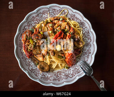 Eine mediterrane Pasta essen in einem dekorierten Teller Stockfoto