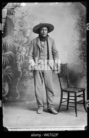 Gebürtige Amerikaner von der südöstlichen Idaho; Allgemeine Hinweise: Dieses Foto ist von Joanna Scherer identifiziert worden wie von benedicte Wrensted, deren Fotostudio in Pocatello, Idaho entfernt wurde. Frau Scherer ist ein Anthropologe, der auf der Smithsonian Institution's, Handbuch der Nordamerikanischen Indianer Projekt gearbeitet wurde. Wrensted gelernt Fotografie von ihrer Tante in Dänemark in den 1880er Jahren und hatten ein Studio in Horsens, Dänemark für ungefähr vier Jahre. Wrensted kam in die Vereinigten Staaten von Dänemark im Jahr 1894, zog nach Pocatello, andpurchased im Studio von A.B. Hower im Jahre 1895. Sie fuhr fort zu p Stockfoto