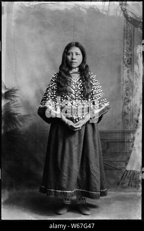 Gebürtige Amerikaner von der südöstlichen Idaho; Allgemeine Hinweise: Dieses Foto ist von Joanna Scherer identifiziert worden wie von benedicte Wrensted, deren Fotostudio in Pocatello, Idaho entfernt wurde. Frau Scherer ist ein Anthropologe, der auf der Smithsonian Institution's, Handbuch der Nordamerikanischen Indianer Projekt gearbeitet wurde. Wrensted gelernt Fotografie von ihrer Tante in Dänemark in den 1880er Jahren und hatten ein Studio in Horsens, Dänemark für ungefähr vier Jahre. Wrensted kam in die Vereinigten Staaten von Dänemark im Jahr 1894, zog nach Pocatello, andpurchased im Studio von A.B. Hower im Jahre 1895. Sie fuhr fort zu p Stockfoto