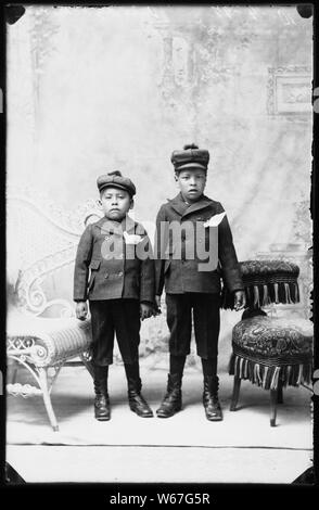 Gebürtige Amerikaner von der südöstlichen Idaho; Allgemeine Hinweise: Dieses Foto ist von Joanna Scherer identifiziert worden wie von benedicte Wrensted, deren Fotostudio in Pocatello, Idaho entfernt wurde. Frau Scherer ist ein Anthropologe, der auf der Smithsonian Institution's, Handbuch der Nordamerikanischen Indianer Projekt gearbeitet wurde. Wrensted gelernt Fotografie von ihrer Tante in Dänemark in den 1880er Jahren und hatten ein Studio in Horsens, Dänemark für ungefähr vier Jahre. Wrensted kam in die Vereinigten Staaten von Dänemark im Jahr 1894, zog nach Pocatello, andpurchased im Studio von A.B. Hower im Jahre 1895. Sie fuhr fort zu p Stockfoto