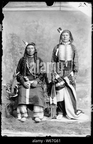 Gebürtige Amerikaner von der südöstlichen Idaho; Allgemeine Hinweise: Dieses Foto ist von Joanna Scherer identifiziert worden wie von benedicte Wrensted, deren Fotostudio in Pocatello, Idaho entfernt wurde. Frau Scherer ist ein Anthropologe, der auf der Smithsonian Institution's, Handbuch der Nordamerikanischen Indianer Projekt gearbeitet wurde. Wrensted gelernt Fotografie von ihrer Tante in Dänemark in den 1880er Jahren und hatten ein Studio in Horsens, Dänemark für ungefähr vier Jahre. Wrensted kam in die Vereinigten Staaten von Dänemark im Jahr 1894, zog nach Pocatello, andpurchased im Studio von A.B. Hower im Jahre 1895. Sie fuhr fort zu p Stockfoto