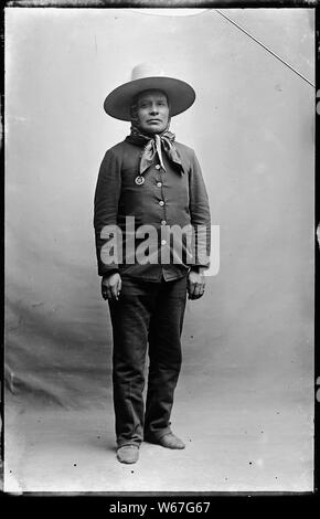 Gebürtige Amerikaner von der südöstlichen Idaho; Allgemeine Hinweise: Dieses Foto ist von Joanna Scherer identifiziert worden wie von benedicte Wrensted, deren Fotostudio in Pocatello, Idaho entfernt wurde. Frau Scherer ist ein Anthropologe, der auf der Smithsonian Institution's, Handbuch der Nordamerikanischen Indianer Projekt gearbeitet wurde. Wrensted gelernt Fotografie von ihrer Tante in Dänemark in den 1880er Jahren und hatten ein Studio in Horsens, Dänemark für ungefähr vier Jahre. Wrensted kam in die Vereinigten Staaten von Dänemark im Jahr 1894, zog nach Pocatello, andpurchased im Studio von A.B. Hower im Jahre 1895. Sie fuhr fort zu p Stockfoto