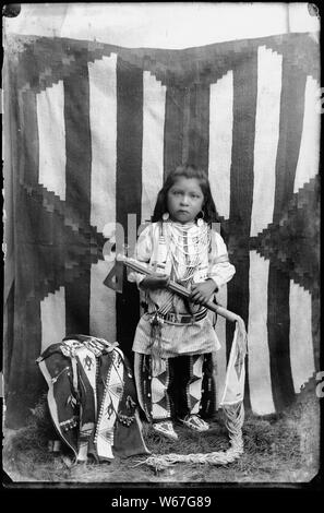 Gebürtige Amerikaner von der südöstlichen Idaho; Allgemeine Hinweise: Dieses Foto ist von Joanna Scherer identifiziert worden wie von benedicte Wrensted, deren Fotostudio in Pocatello, Idaho entfernt wurde. Frau Scherer ist ein Anthropologe, der auf der Smithsonian Institution's, Handbuch der Nordamerikanischen Indianer Projekt gearbeitet wurde. Wrensted gelernt Fotografie von ihrer Tante in Dänemark in den 1880er Jahren und hatten ein Studio in Horsens, Dänemark für ungefähr vier Jahre. Wrensted kam in die Vereinigten Staaten von Dänemark im Jahr 1894, zog nach Pocatello, andpurchased im Studio von A.B. Hower im Jahre 1895. Sie fuhr fort zu p Stockfoto