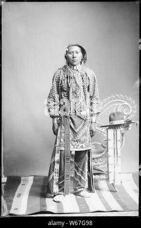 Gebürtige Amerikaner von der südöstlichen Idaho; Allgemeine Hinweise: Dieses Foto ist von Joanna Scherer identifiziert worden wie von benedicte Wrensted, deren Fotostudio in Pocatello, Idaho entfernt wurde. Frau Scherer ist ein Anthropologe, der auf der Smithsonian Institution's, Handbuch der Nordamerikanischen Indianer Projekt gearbeitet wurde. Wrensted gelernt Fotografie von ihrer Tante in Dänemark in den 1880er Jahren und hatten ein Studio in Horsens, Dänemark für ungefähr vier Jahre. Wrensted kam in die Vereinigten Staaten von Dänemark im Jahr 1894, zog nach Pocatello, andpurchased im Studio von A.B. Hower im Jahre 1895. Sie fuhr fort zu p Stockfoto