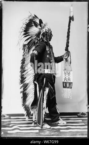 Gebürtige Amerikaner von der südöstlichen Idaho; Allgemeine Hinweise: Dieses Foto ist von Joanna Scherer identifiziert worden wie von benedicte Wrensted, deren Fotostudio in Pocatello, Idaho entfernt wurde. Frau Scherer ist ein Anthropologe, der auf der Smithsonian Institution's, Handbuch der Nordamerikanischen Indianer Projekt gearbeitet wurde. Wrensted gelernt Fotografie von ihrer Tante in Dänemark in den 1880er Jahren und hatten ein Studio in Horsens, Dänemark für ungefähr vier Jahre. Wrensted kam in die Vereinigten Staaten von Dänemark im Jahr 1894, zog nach Pocatello, andpurchased im Studio von A.B. Hower im Jahre 1895. Sie fuhr fort zu p Stockfoto