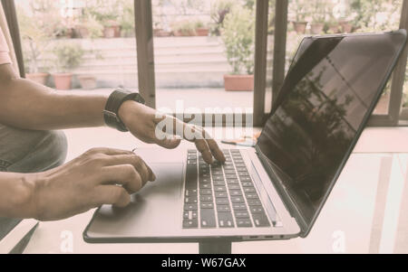 Seitenansicht schoss der Hände eines geschäftigen business Mann arbeitet im Notebook Laptop tun Projekt auf Büro Schreibtisch. Geschäftsmann mit Computer auf hölzernen Tisch. Cl Stockfoto