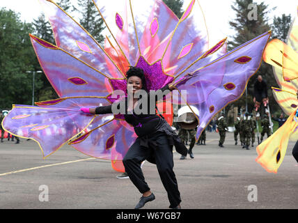 Ein Darsteller aus Trinidad und Tobago während einer Probe der Royal Edinburgh Military Tattoo 2019 in Redford Barracks in Edinburgh. Das Thema in diesem Jahr ist Kaleidoskop und fast 1.200 Darsteller aus aller Welt nehmen daran teil. Stockfoto