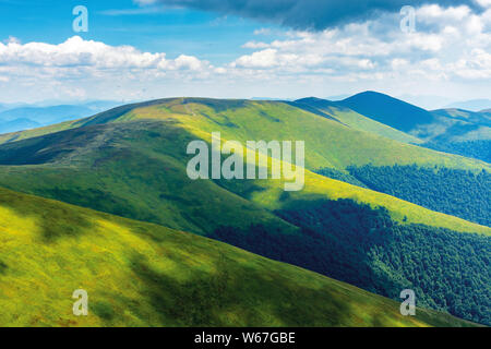 Mountain Range rolling weit entfernt am Horizont. schönen Sommer Landschaft. sonniges Wetter mit Wolken am Himmel. Pfad durch die Kante in der Stockfoto