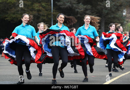 Highland Tänzer während einer Probe der Royal Edinburgh Military Tattoo 2019 in Redford Barracks in Edinburgh. Das Thema in diesem Jahr ist Kaleidoskop und fast 1.200 Darsteller aus aller Welt nehmen daran teil. Stockfoto